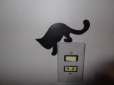 Gato Preto Descendo do Interruptor ou Tomada